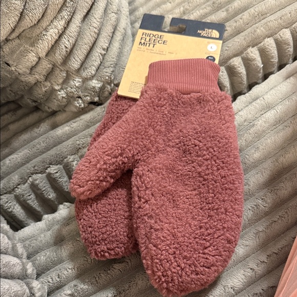 The North Face Dusty Rose Fleece Mittens - Picture 1 of 3